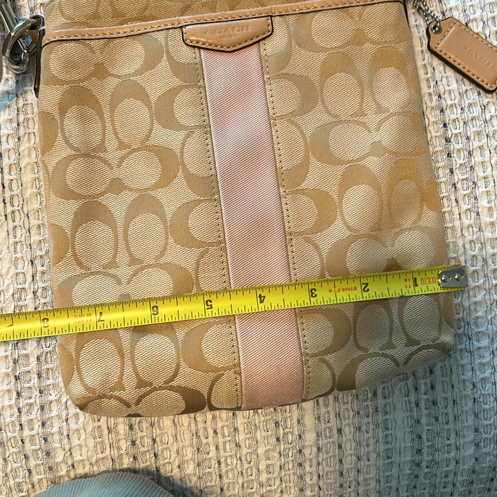 Small vintage Coach crossbody. - Picture 7 of 10